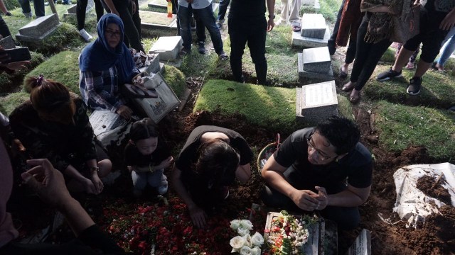 Suasana pemakaman Andhika Kerispatih (Foto: Fitra Andrianto/kumparan)