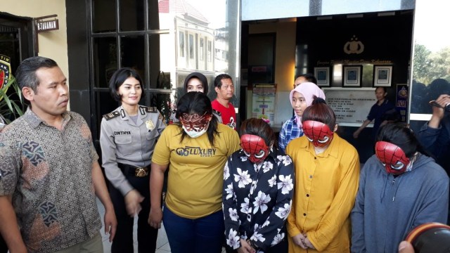 Germo Prostitusi Online Digerebek Polisi  (Foto: Phaksy Sukowati/kumparan)