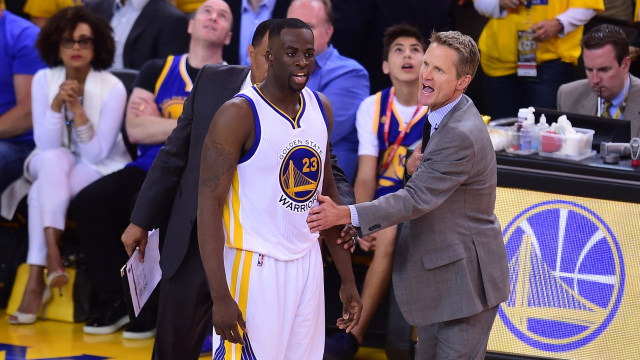 Kerr memberi instruksi kepada pemain Warriors. (Foto: FREDERIC J. BROWN / AFP)