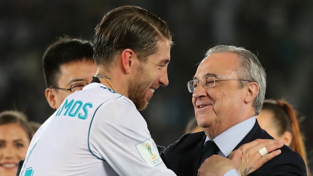 Florentino Perez bersama Sergio Ramos. (Foto: AFP/Karim Sahib)