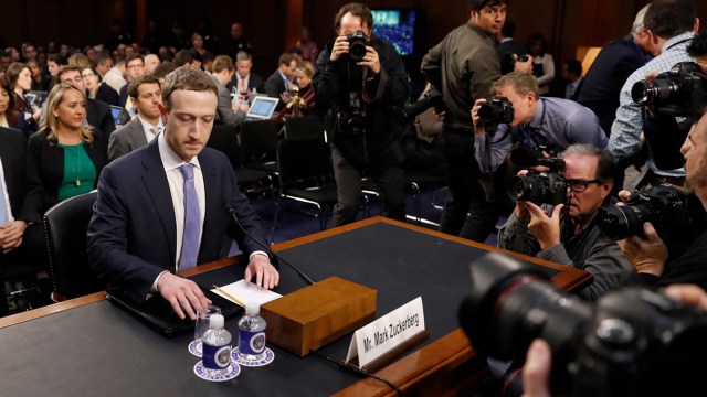 Mark Zuckerberg bersaksi di depan sidang Komite  (Foto: REUTERS/Aaron P. Bernstein)