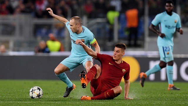 Iniesta berebut bola dengan Patrik Schick. (Foto: Reuters/Alberto Lingria)