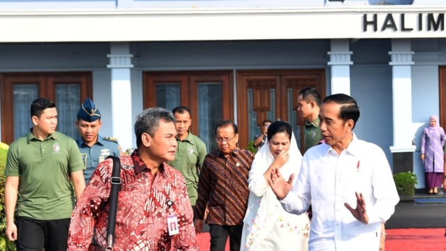 Jokowi dan Iriana saat hendak bertolak ke Papua. (Foto: Dok. Biro Pers Setpres)