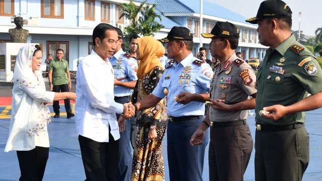 Jokowi dan Iriana saat hendak bertolak ke Papua. (Foto: Dok. Biro Pers Setpres)