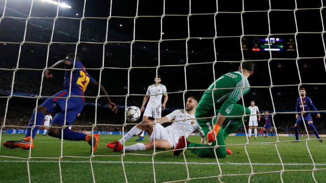 Gol bunuh diri Manolas vs Barcelona. (Foto: REUTERS/Juan Medina)