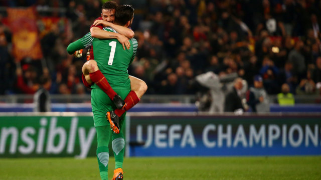 Florenzi &Alisson rayakan kemenangan. (Foto: REUTERS/Tony Gentile)