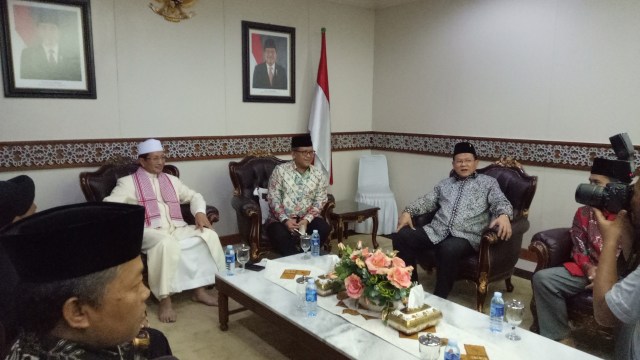 Hasto Kristiyanto datang ke Masjid Istiqlal (Foto: Kevin Kurnianto/kumparan)