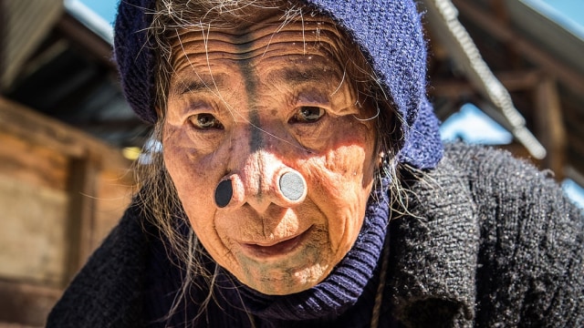 Sumbat hidung wanita suku Apatani di lembah Ziro Foto: Flickr/Twisamish Ghosh
