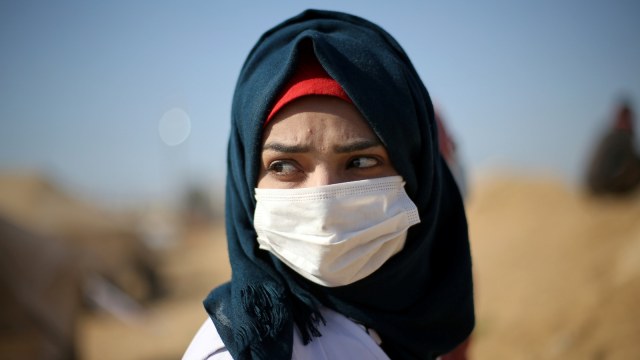 Masker gas Warga Gaza. (Foto: REUTERS/Ibraheem Abu Mustafa)