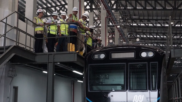 Anies tinjau MRT di Depo Lebak Bulus. (Foto: Fitra Andrianto/kumparan)