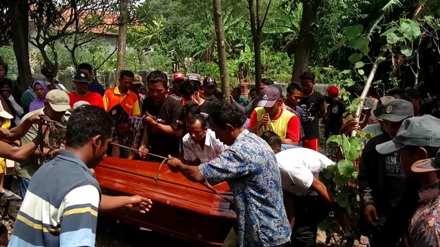 Video: Suasana Pemakaman TKW Karsinah yang Tewas di Singapura