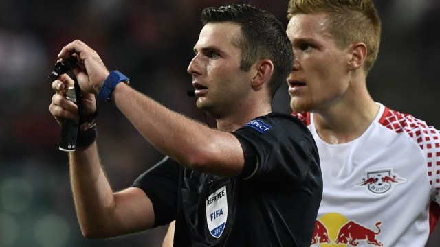 Wasit asal Inggris, Michael Oliver. Foto: John MACDOUGALL / AFP