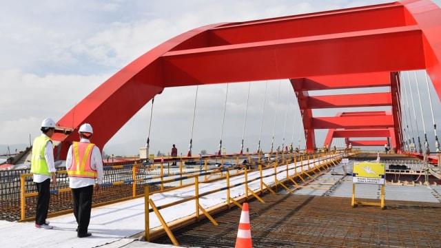 Jokowi tinjau Pembangunan Jembatan Holtekamp. (Foto: Dok. Biro Pers Setpres)