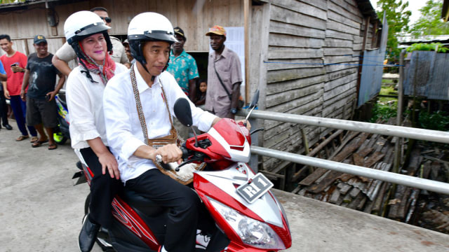 Jokowi dan Iriana boncengan motor di Asmat (Foto: Dok. Agus Suparto)