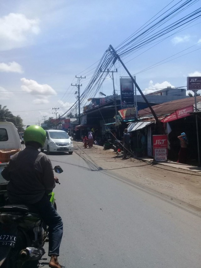 Jalan Trans Kalimantan Macet Akibat Kabel Tiang Telepon Melintang (1)