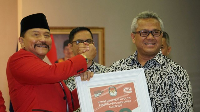 Hendropriyono dan Ketua KPU Arief Budiman (Foto: Jamal Ramadhan/kumparan)