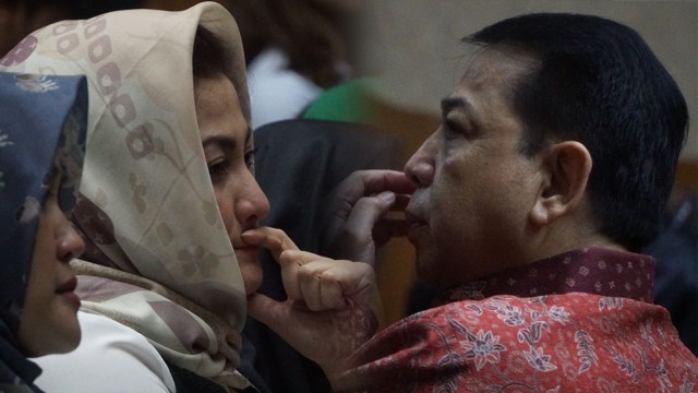 Setnov dan istri menangis jalani pembacaan pledoi. (Foto:  Fanny Kusumawardhani/kumparan)