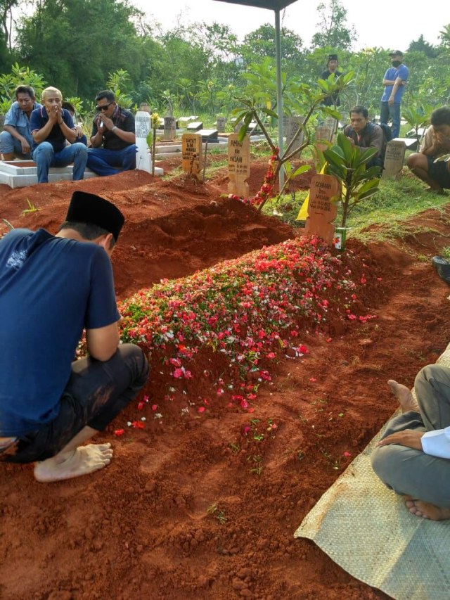 Makam korban miras oplosan di Ciputat (Foto: Ainul Qalbi/kumparan)