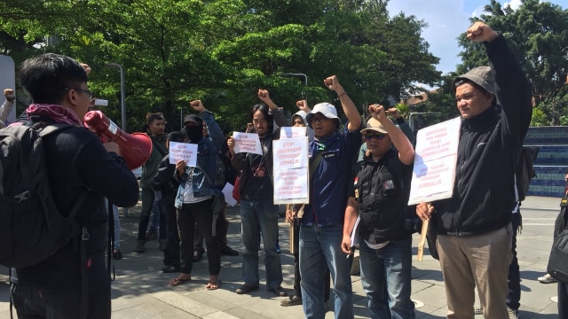 Aksi jurnalis Bandung menolak kekerasan polisi. (Foto: Iqbal Tawakal/kumparan)