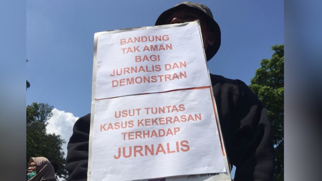 Aksi jurnalis Bandung menolak kekerasan polisi. (Foto: Iqbal Tawakal/kumparan)