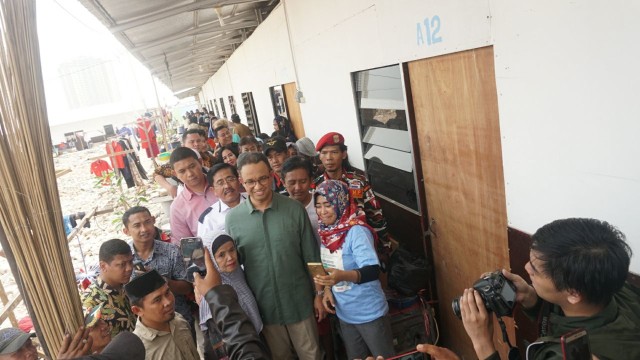 Anies Baswedan di kampung akuarium (Foto:  Irfan Adi Saputra/kumparan)