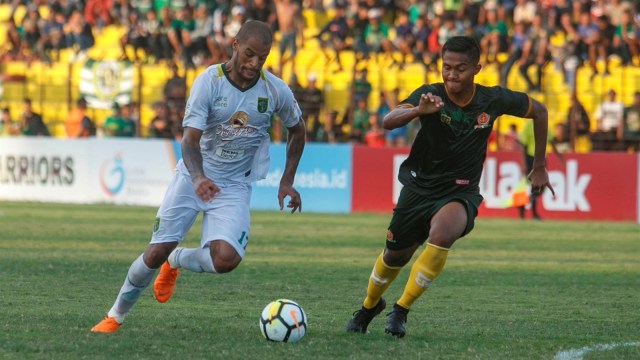 Penyerang Persebaya, David Da Silva (kiri). (Foto: ANTARA/Hendra Nurdiansyah)