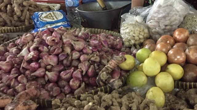 Pedagang Bawang Merah dan Putih di Pasar Minggu. (Foto: Abdul Latif/kumparan)
