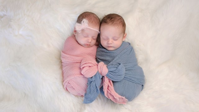 Kiat Menidurkan Bayi Kembar Kumparancom