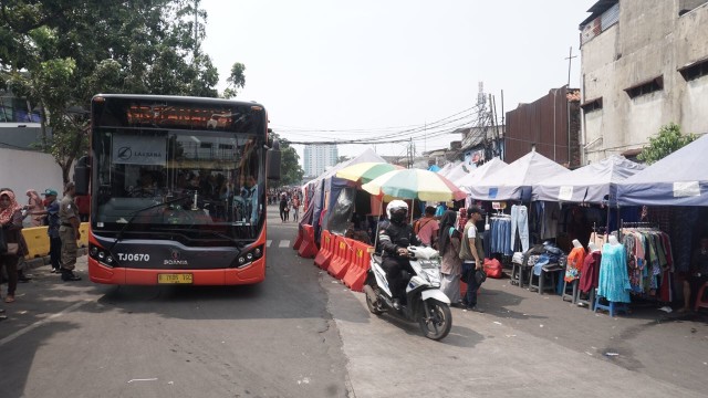 Suasana Jati Baru Tanah Abang padat pengunjung (Foto: Fitra Andrianto/kumparan)