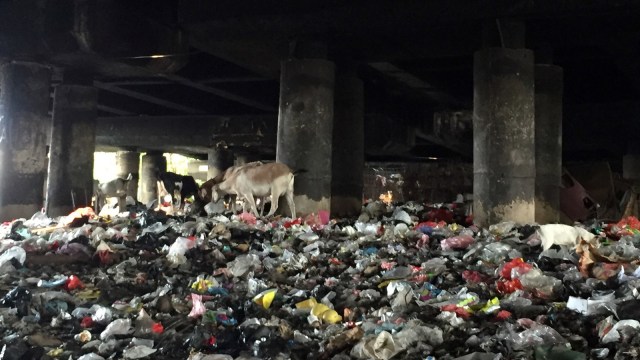 Tumpukan Sampah di Kolong Tol  (Foto: Fachrul irwinsyah/kumparan)