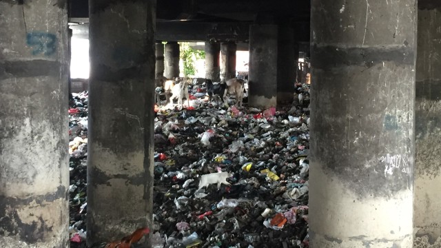 Tumpukan Sampah di Kolong Tol  (Foto: Fachrul irwinsyah/kumparan)