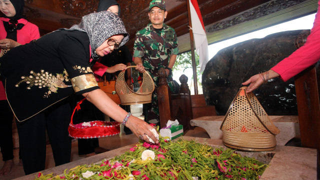 Kunjungan Ibunda Jokowi di Blitar (Foto: ANTARAFOTO/Irfan Ansori)