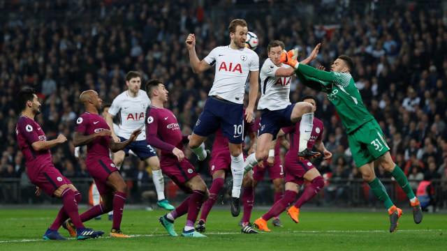 Duel udara yang melibatkan pemain City dan Spurs. (Foto: Andrew Couldridge/Reuters)