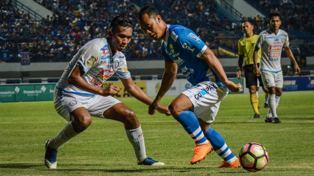 Laga persahabatan Persib vs Arema. (Foto: ANTARA FOTO/Raisan Al Farisi)