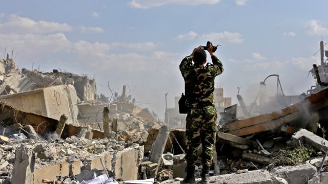 Dampak serangan rudal AS di Suriah (Foto: AFP/LOUAI BESHARA)