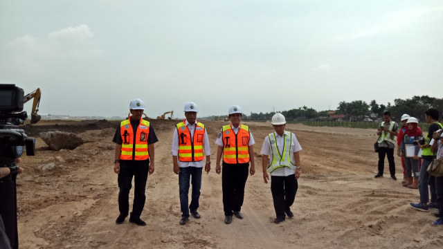 Menhub tinjau runway Bandara Soekarno Hatta. (Foto: Ela Nurlaela/kumparan)