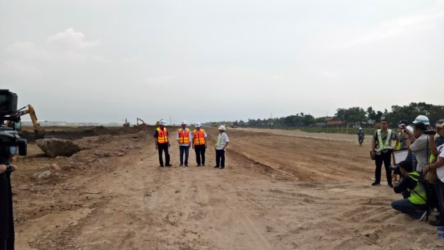 Menhub tinjau runway Bandara Soekarno Hatta. (Foto: Ela Nurlaela/kumparan)