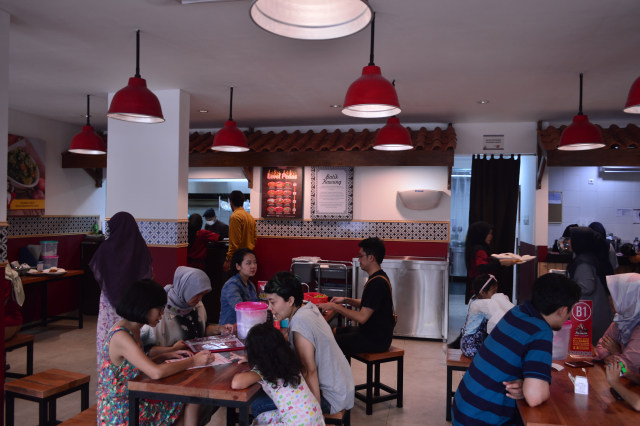 Suasana restoran Sambal Karmila Bintaro (Foto: Muhammad Faisal Nu'man/kumparan)