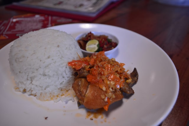 Makanan Sambal Karmila Bintaro (Foto: Muhammad Faisal Nu'man/kumparan)