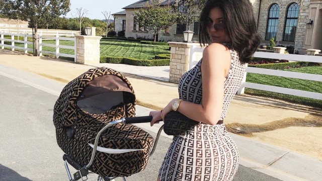Pose Kylie Jenner bersama stroller sang anak. Foto: Thinkstock