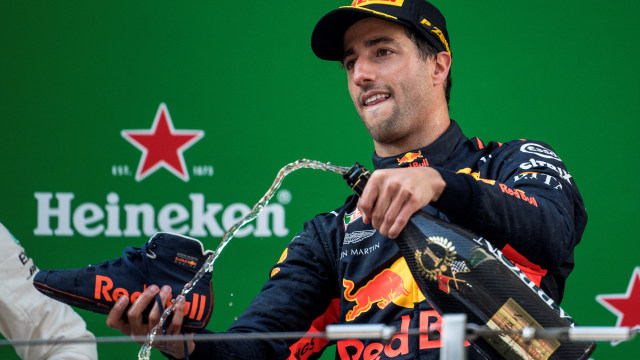 Ricciardo rayakan kemenangan di GP China. (Foto: Johannes EISELE / AFP)