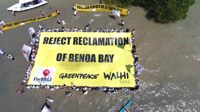 Menangkan Teluk Benoa, ForBALI, WALHI Bali dan Greenpeace Bentangkan Spanduk Reject Reclam