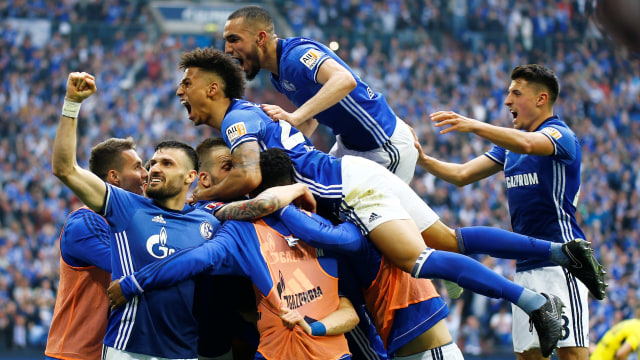Pemain Schalke merayakan gol. (Foto: Reuters//Leon Kuegeler)