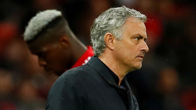 Mourinho menarik keluar Pogba. (Foto: Reuters/Jason Cairnduff)