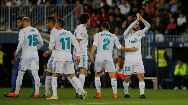 Para pemain Madrid merayakakn gol Isco. (Foto: Jon Nazca/Reuters)