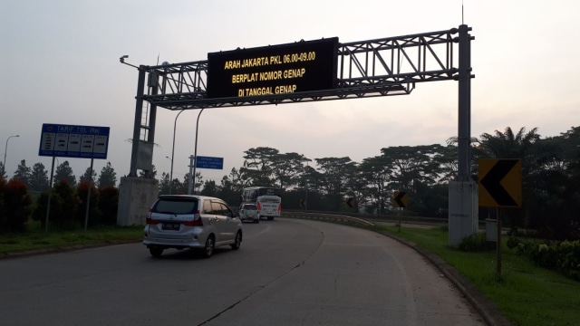 Uji coba ganjil-genap di Tol Jakarta-Tangerang (Foto: Aditia Noviansyah/kumparan)