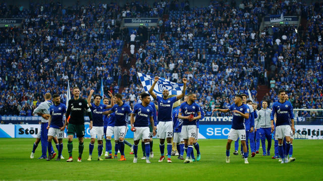 Para pemain Schalke merayakan kemenangan. (Foto: REUTERS/Leon Kuegeler)
