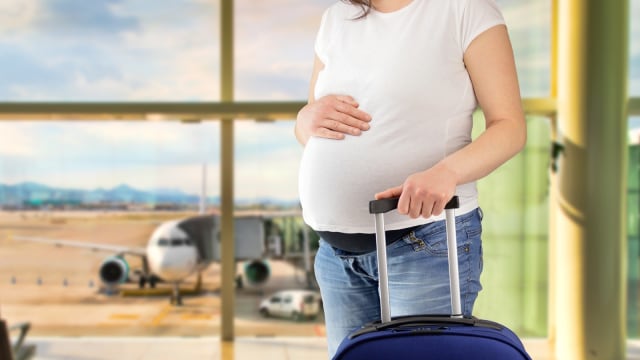 Ibu hamil naik pesawat. (Foto: Thinkstock)