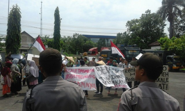 Protes Harga Sewa Kios, Puluhan Pedagang Demonstrasi di PN Kota Tegal