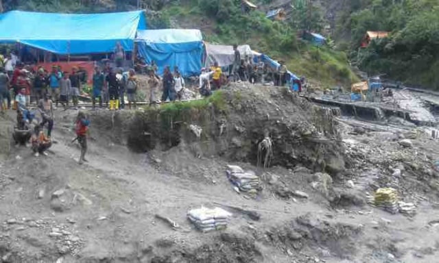 Warga Adat dan Penambang Ilegal di Gunung Botak Saling Bakar Tenda (1)